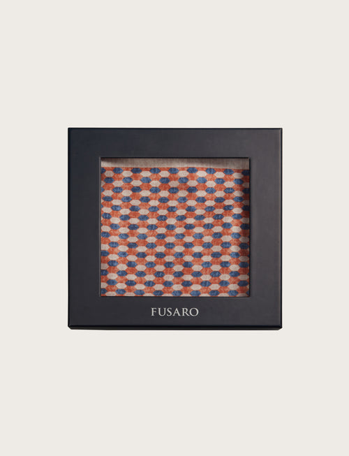 Foulard in seta con disegno geometrico