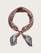 Foulard in seta con disegno geometrico