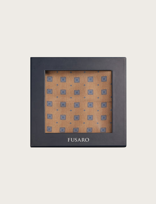 Foulard in seta fango con fantasia geometrica blu