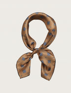 Foulard in seta fango con fantasia geometrica blu