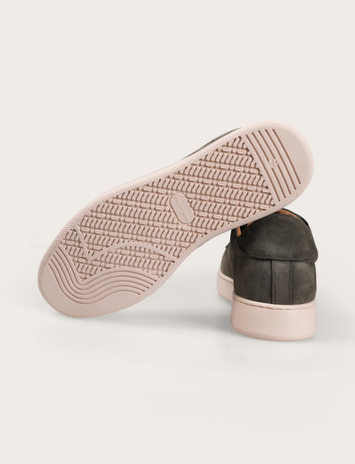 Sneakers in camoscio minimal con suola in gomma