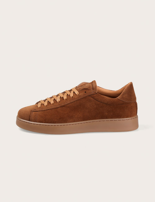 Sneakers in camoscio minimal con suola in gomma