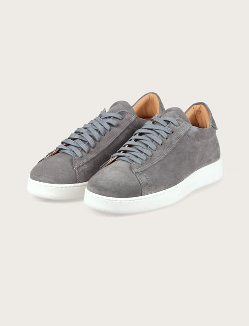 Sneakers in camoscio minimal con suola in gomma