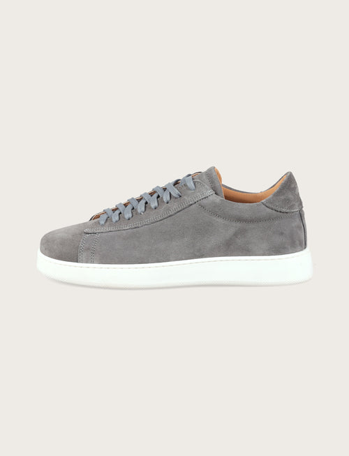 Sneakers in camoscio minimal con suola in gomma