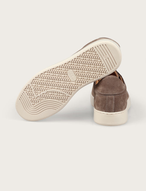 Sneakers in camoscio minimal con suola in gomma