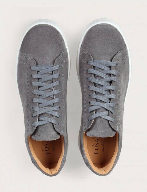 Sneakers in camoscio minimal con suola in gomma