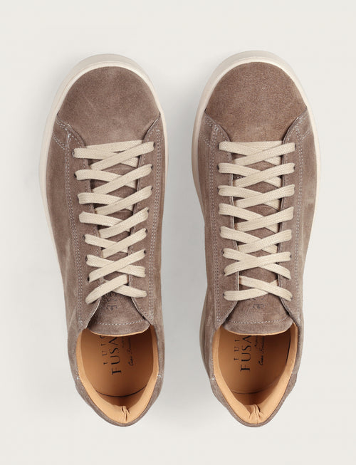 Sneakers in camoscio minimal con suola in gomma
