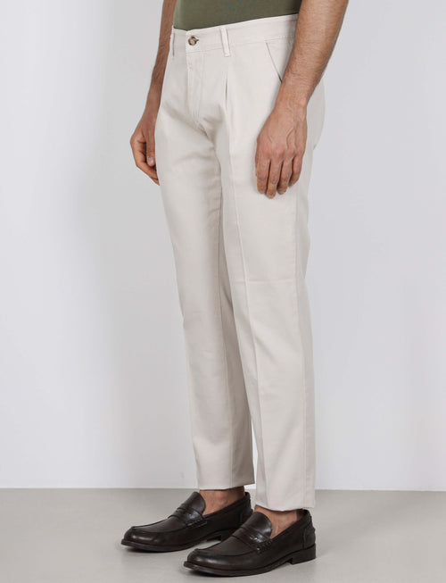 Pantaloni con pinces in cotone elasticizzato_Luigi Fusaro
