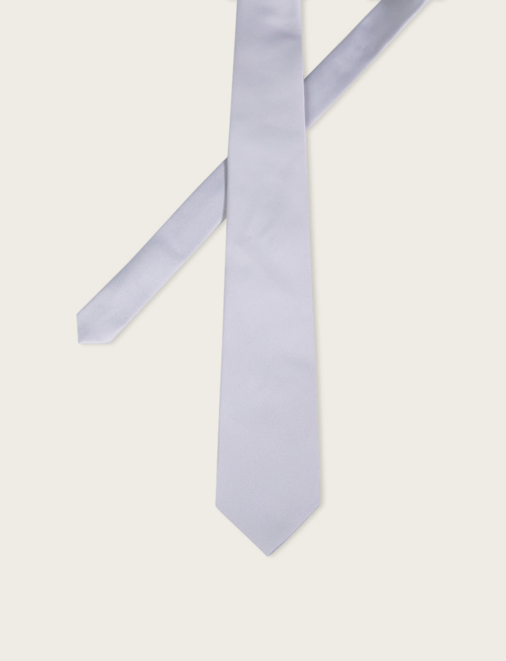 Classic solid color tie