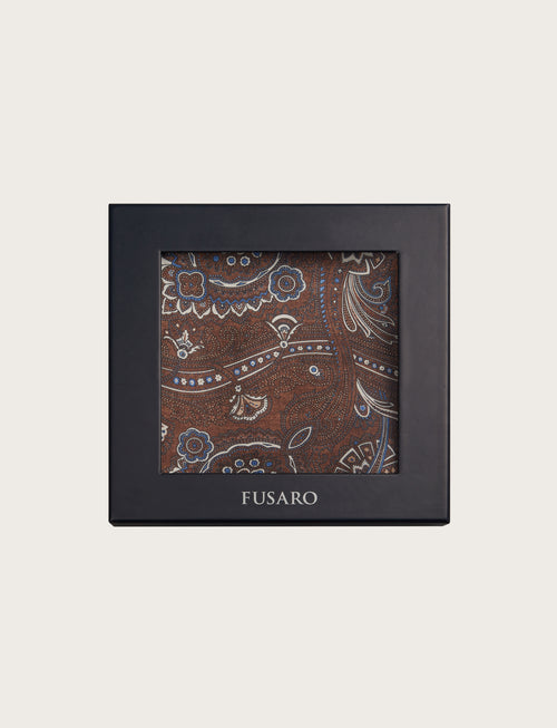 Foulard in seta fantasia cachemire su fondo moro
