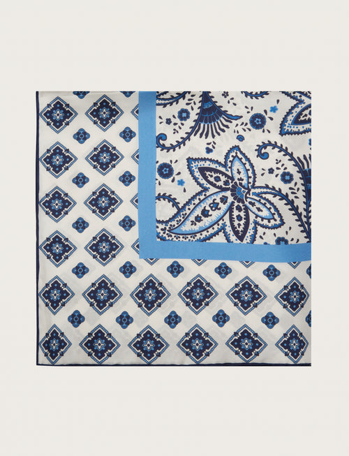 Foulard in seta fantasia paisley su fondo bianco