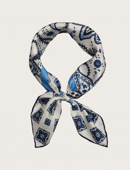 Foulard in seta fantasia paisley su fondo bianco