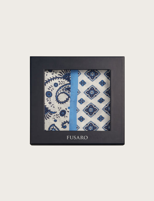 Foulard in seta fantasia paisley su fondo bianco