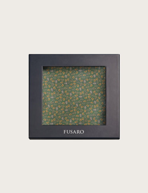 Foulard in seta fantasia cachemire su fondo verde