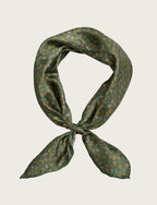 Foulard in seta fantasia cachemire su fondo verde