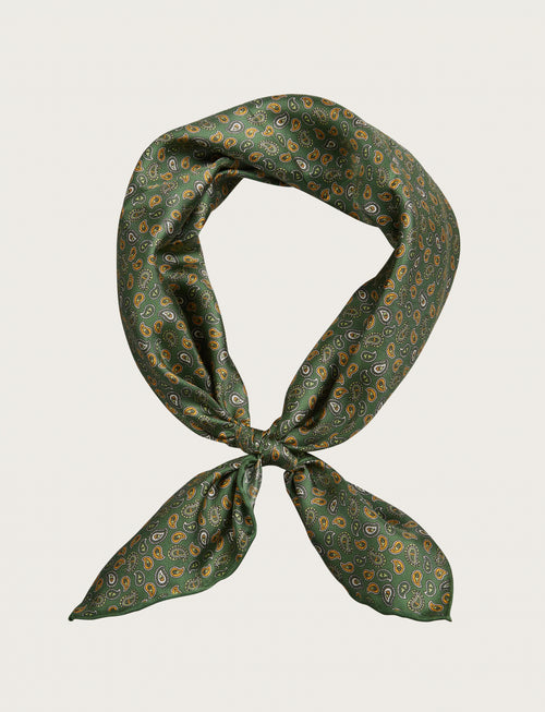 Foulard in seta fantasia cachemire su fondo verde