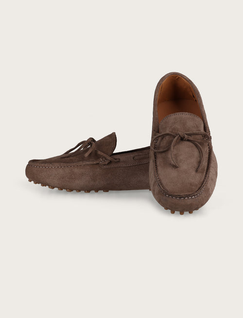 Mocassini in camoscio con suola a gommini