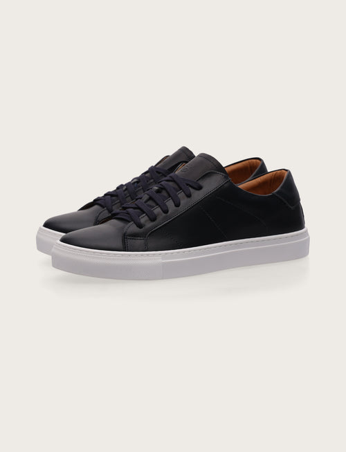 Sneakers in pelle con cuciture