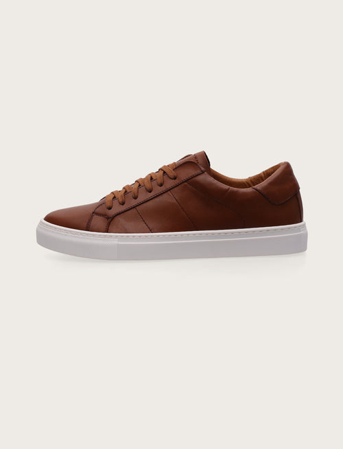 Sneakers in pelle con cuciture