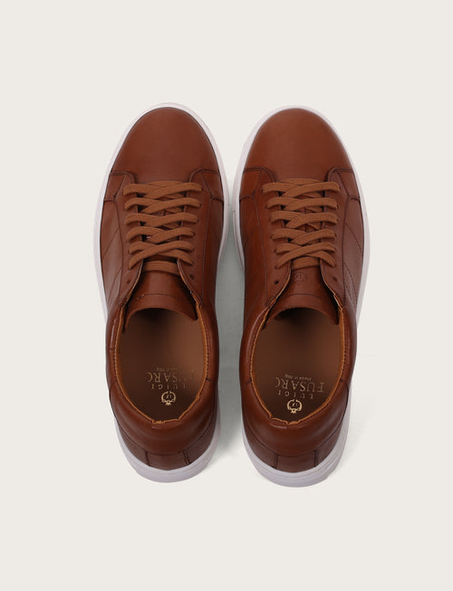 Sneakers in pelle con cuciture