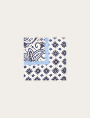 Pochette in seta fantasia paisley su fondo bianco