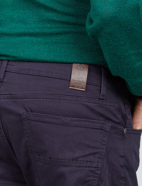 Pantaloni cinque tasche in cotone raso