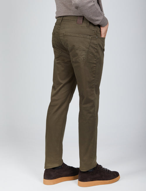 Pantaloni cinque tasche in cotone raso