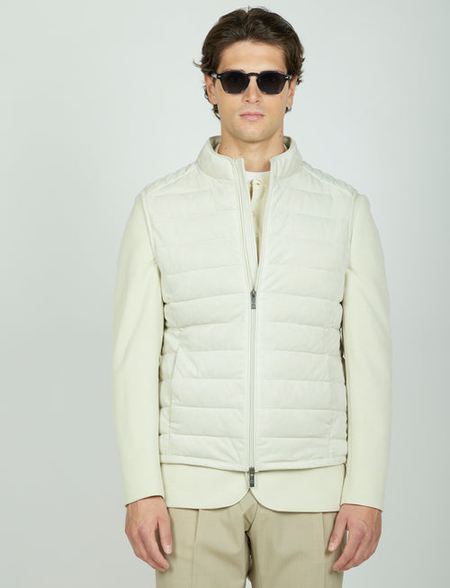 Gilet tecnico con dettagli in alcantara