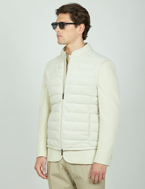Gilet tecnico con dettagli in alcantara