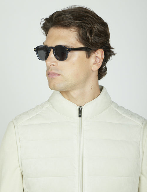 Gilet tecnico con dettagli in alcantara