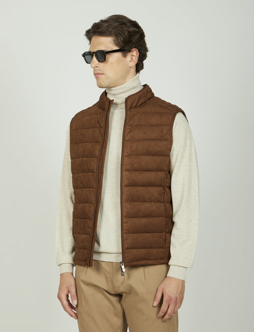 Gilet tecnico con dettagli in alcantara