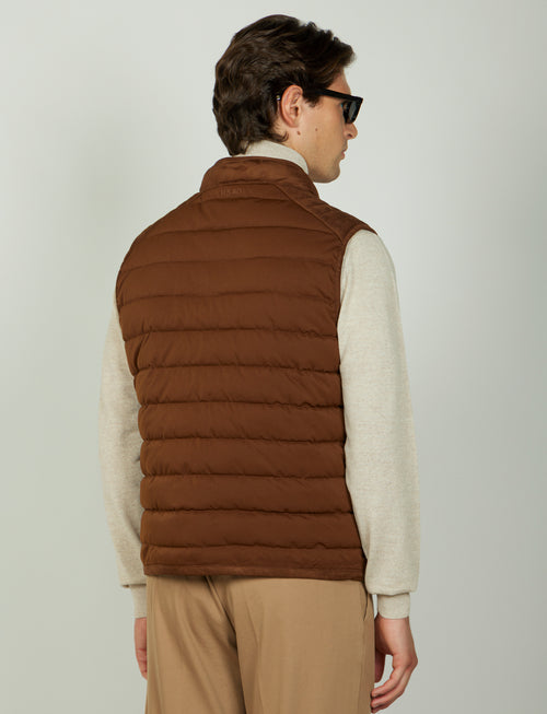 Gilet tecnico con dettagli in alcantara