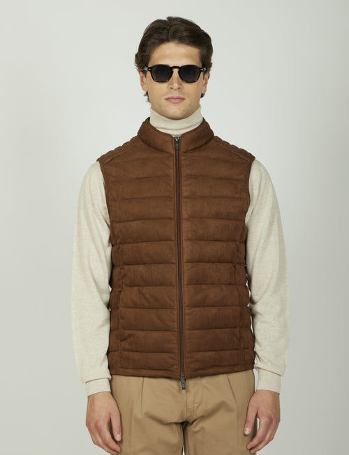 Gilet tecnico con dettagli in alcantara