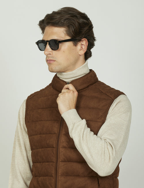 Gilet tecnico con dettagli in alcantara