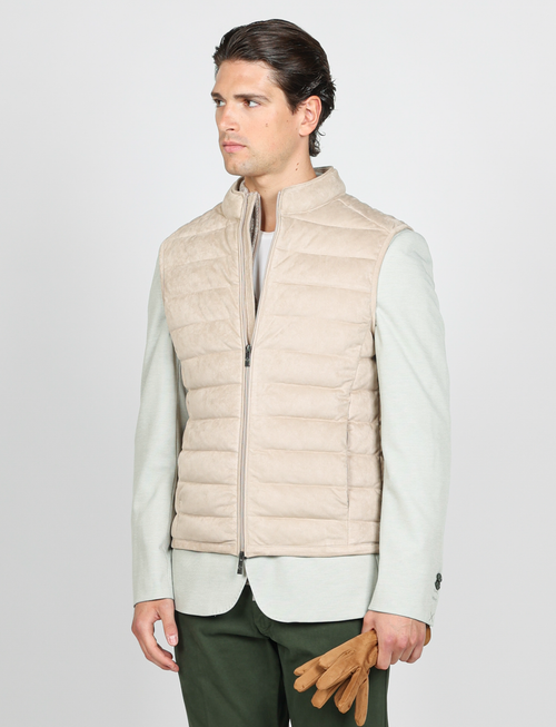 Gilet tecnico con dettagli in alcantara