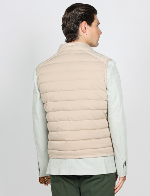Gilet tecnico con dettagli in alcantara