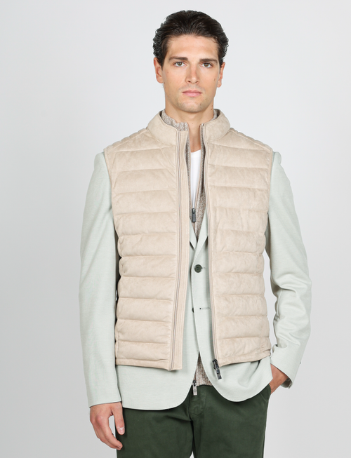 Gilet tecnico con dettagli in alcantara