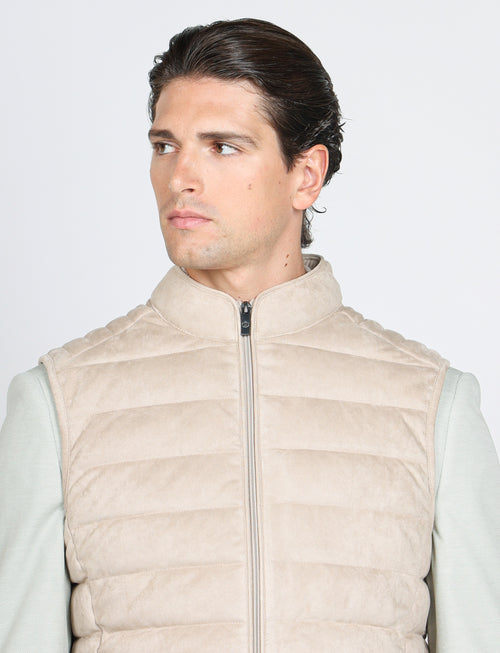 Gilet tecnico con dettagli in alcantara