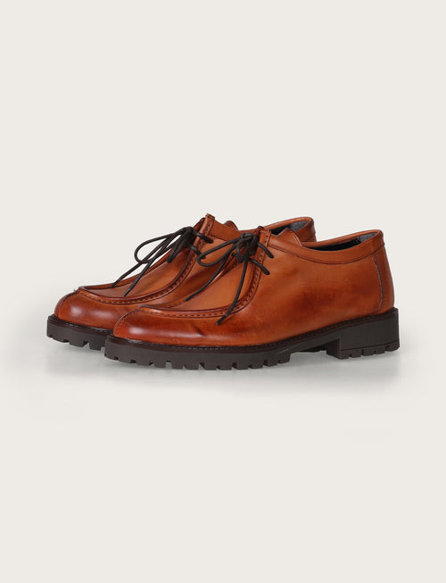Scarpe stringate in pelle con suola carrarmato