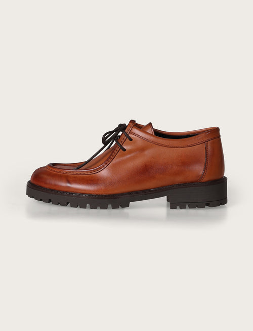 Scarpe stringate in pelle con suola carrarmato