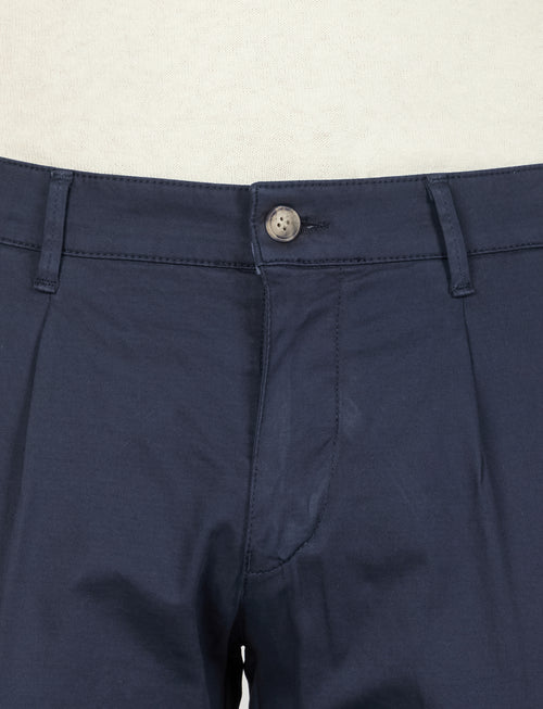 Pantaloni in cotone diagonale con pinces