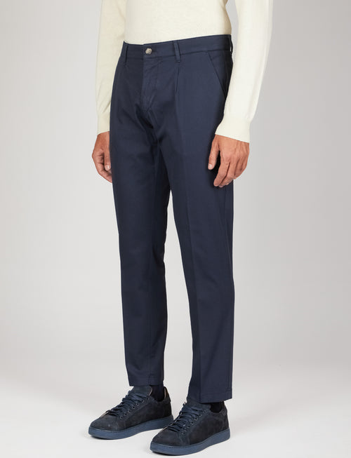 Pantaloni in cotone diagonale con pinces