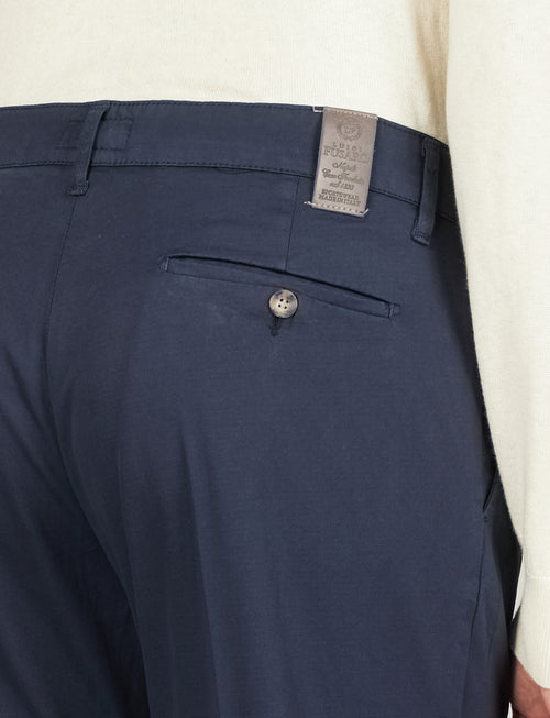 Pantaloni in cotone diagonale con pinces