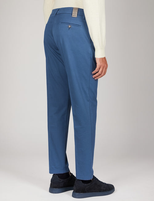 Pantaloni in cotone diagonale con pinces