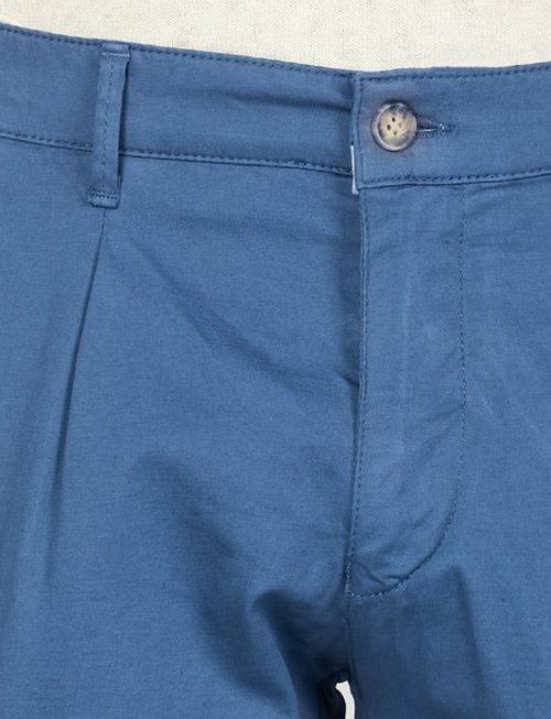 Pantaloni in cotone diagonale con pinces