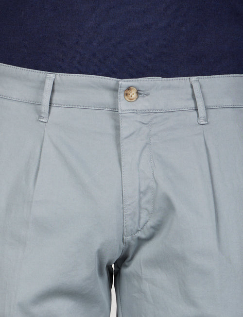 Pantaloni in cotone diagonale con pinces