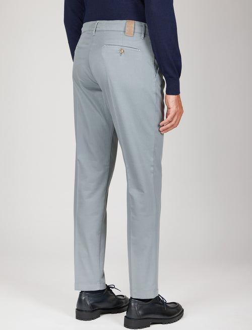 Pantaloni in cotone diagonale con pinces