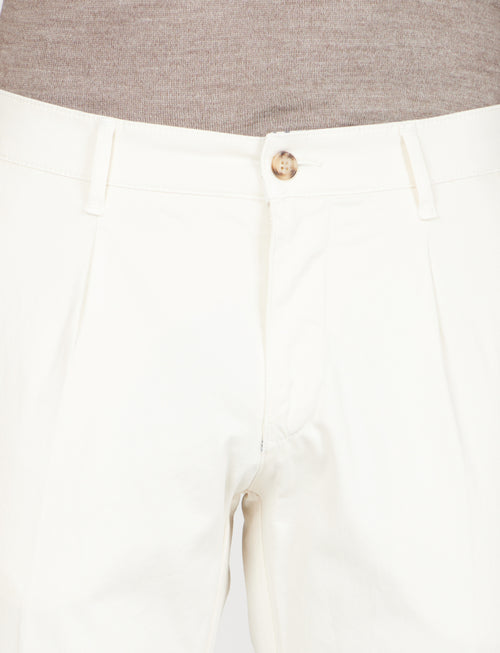 Pantaloni in cotone diagonale con pinces