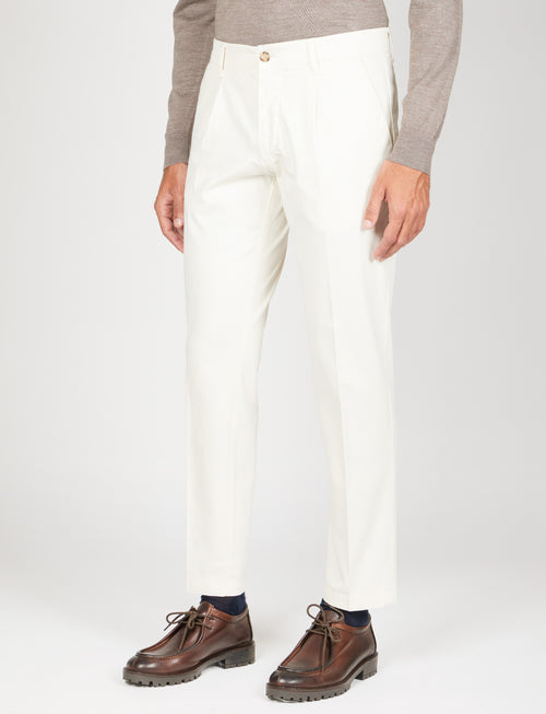 Pantaloni in cotone diagonale con pinces