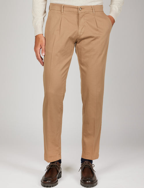 Pantaloni in cotone diagonale con pinces